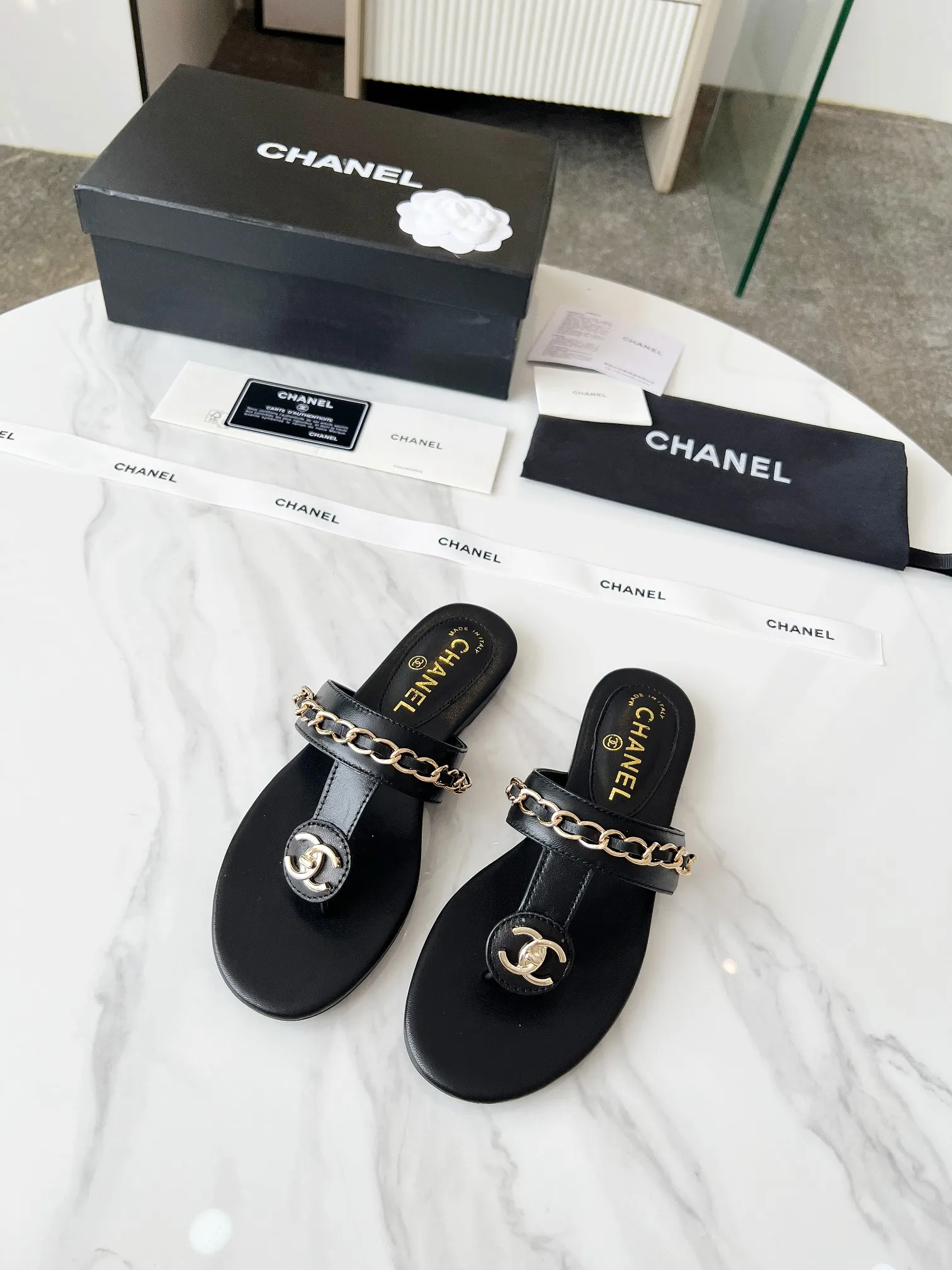 👟👟Ex-factory price 440👟👟 CHANEL｜Xiaoxiang 25 spring and summer new product Double C chain series flip-flops and sandals. Chain sandals are this year's big hit. I have been impressed by their beauty, casual and natural, and have the classic dominance of Xiangjia. From leather to hardware, the upper foot is comfortable and stylish. The fabric is made of imported lambskin, the lining is silk sheepskin, and the Italian genuine leather outsole Code number: 35-39 (40/41 customized)